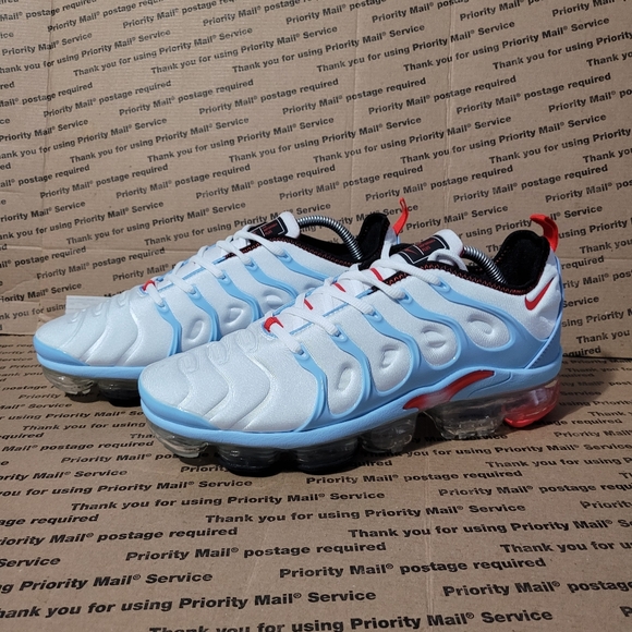 Nike Air Vapormax  White and Red Sneakers - Picture 1 of 4
